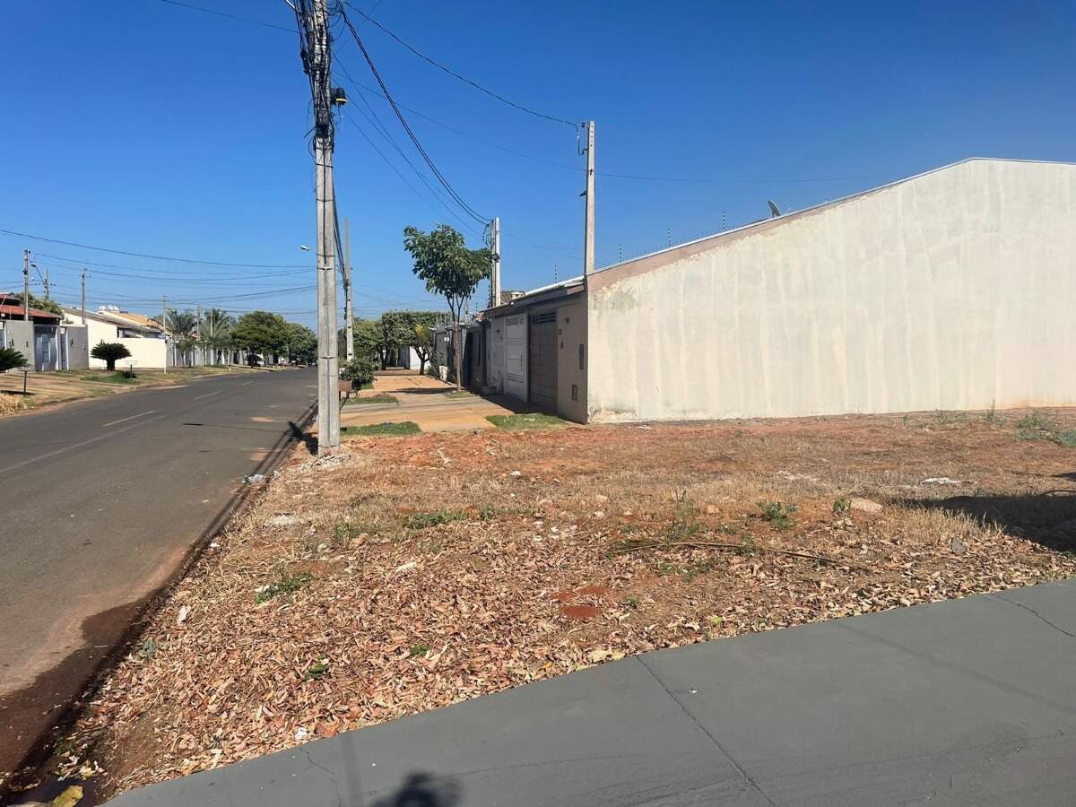 Terreno à venda no Jardim dos Ipes: 