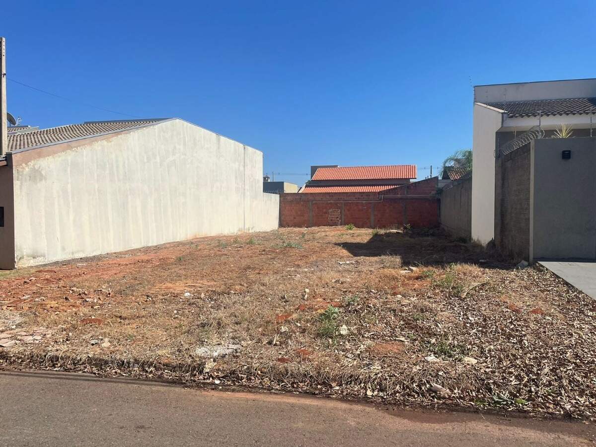 Terreno à venda no Jardim dos Ipes: 