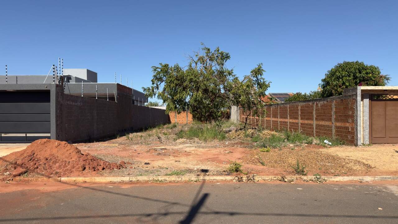 Terreno à venda no Jardim dos Ipes: 