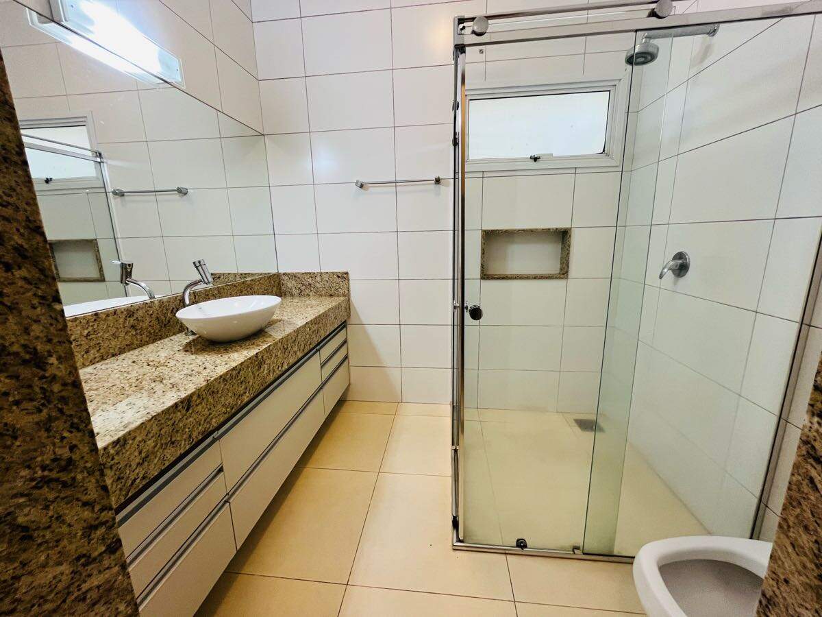 Casa em Condomínio à venda no Village do Lago: 