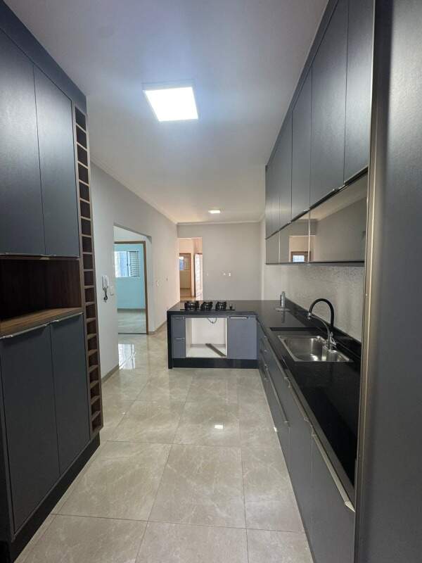 Casa à venda no Jardim dos Ipês III: 
