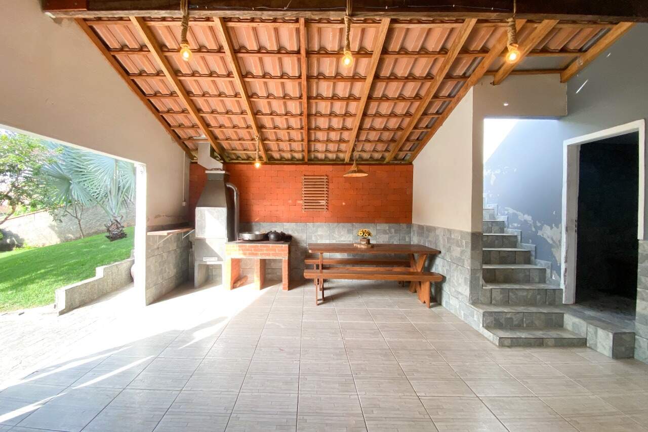 Casa à venda no bairro Velha Central: 