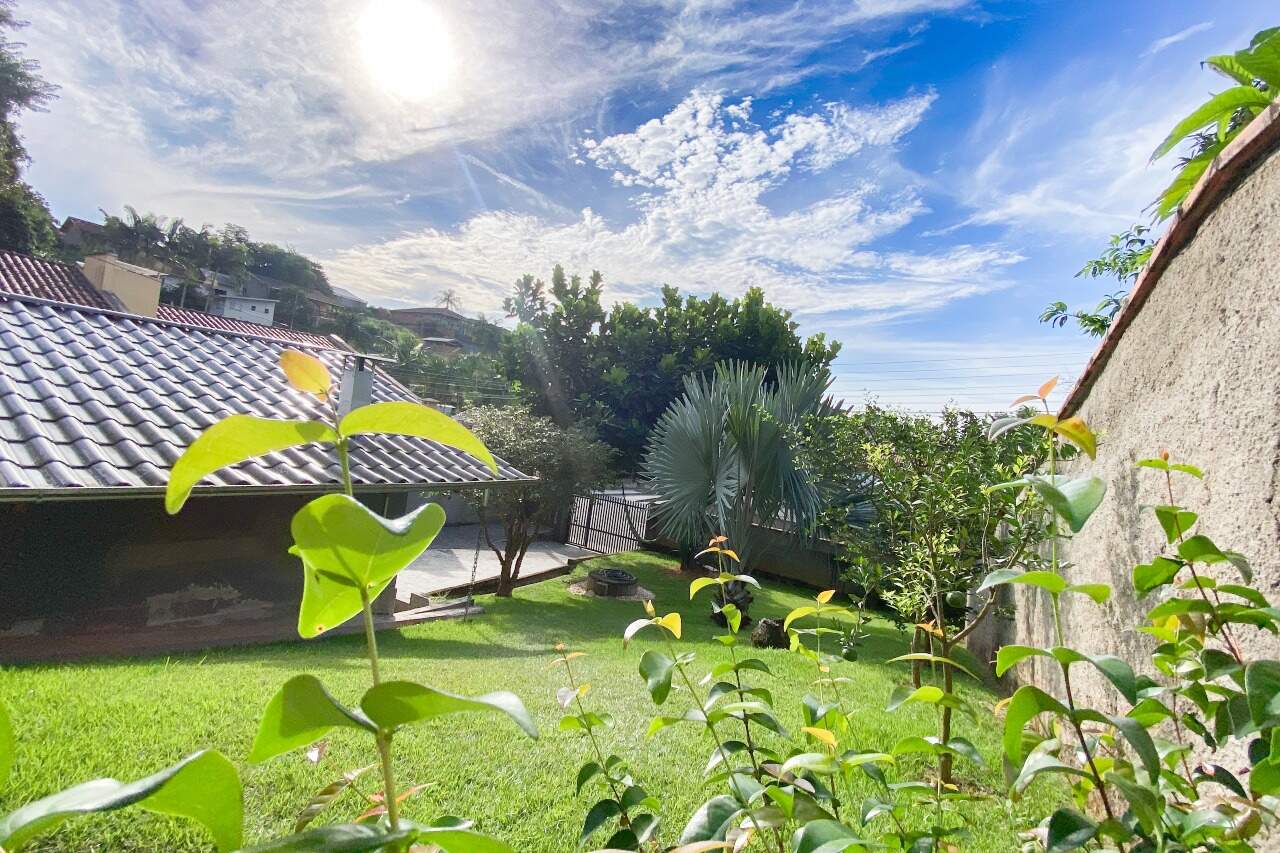 Casa à venda no bairro Velha Central: 