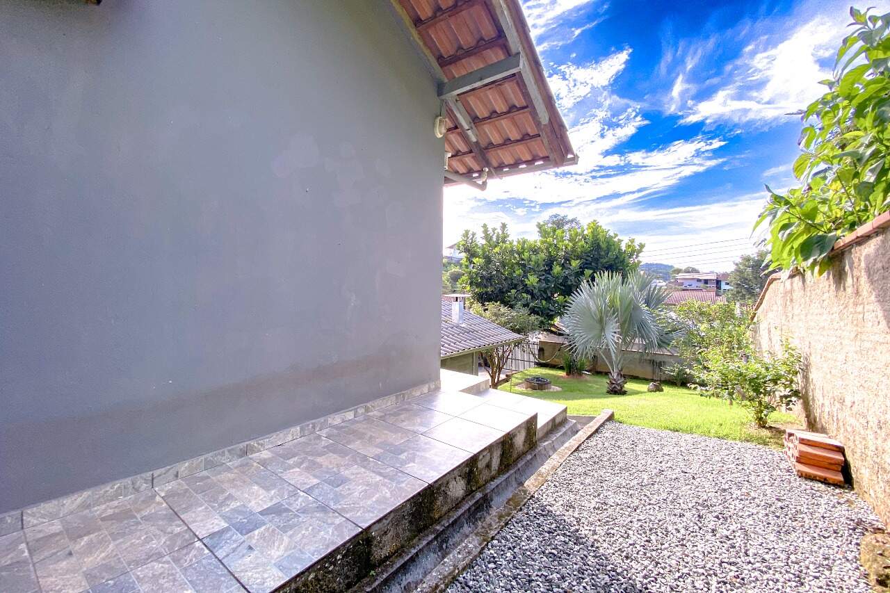 Casa à venda no bairro Velha Central: 