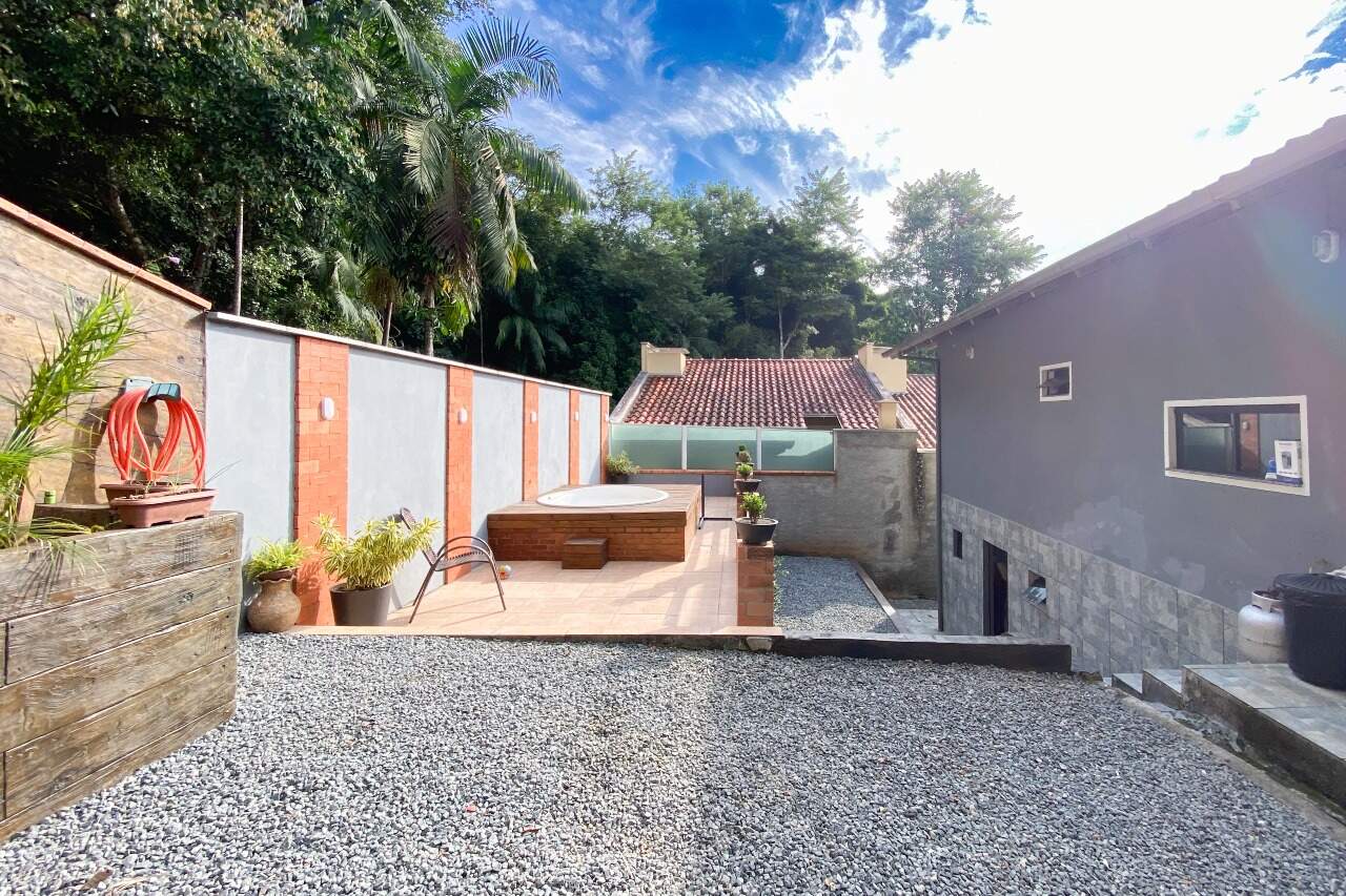 Casa à venda no bairro Velha Central: 