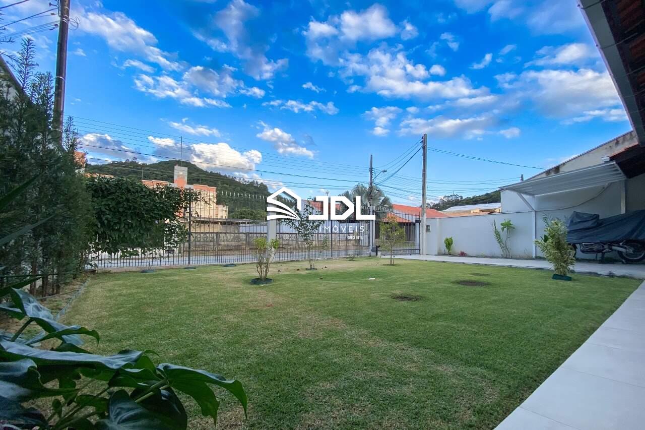 Casa à venda no bairro Velha Central: 