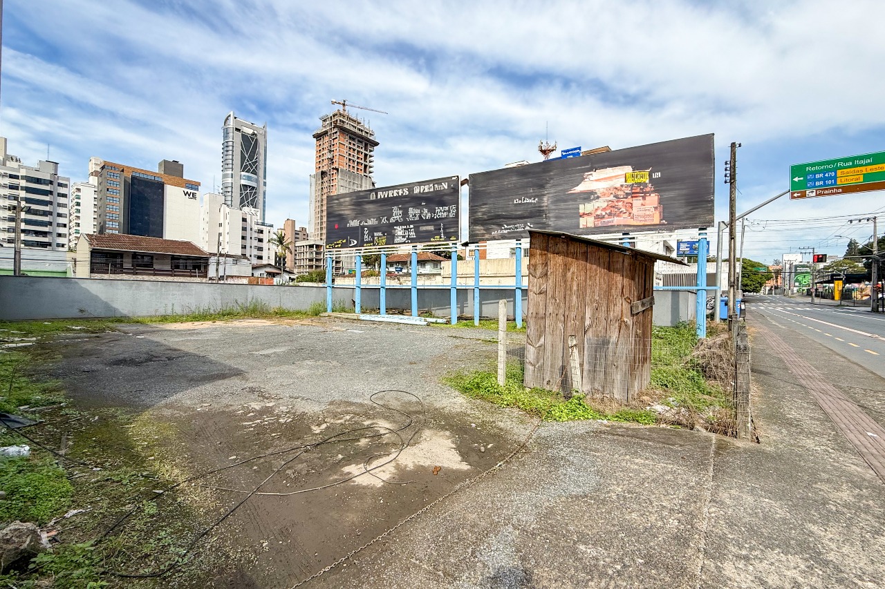 Terreno à venda no bairro Ponta Aguda: 