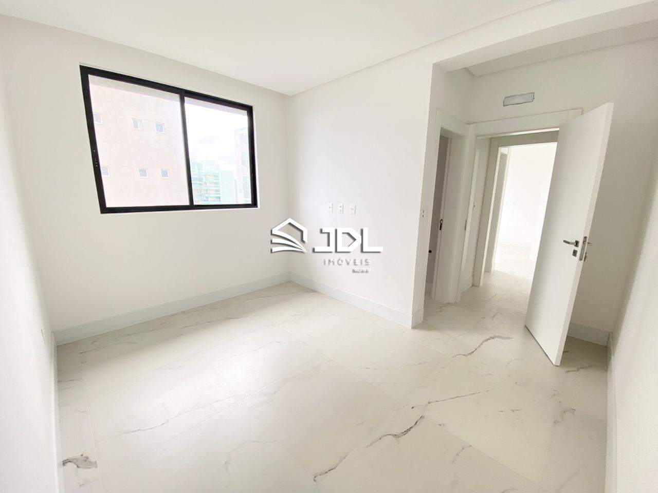 Apartamento à venda no bairro Meia Praia: 