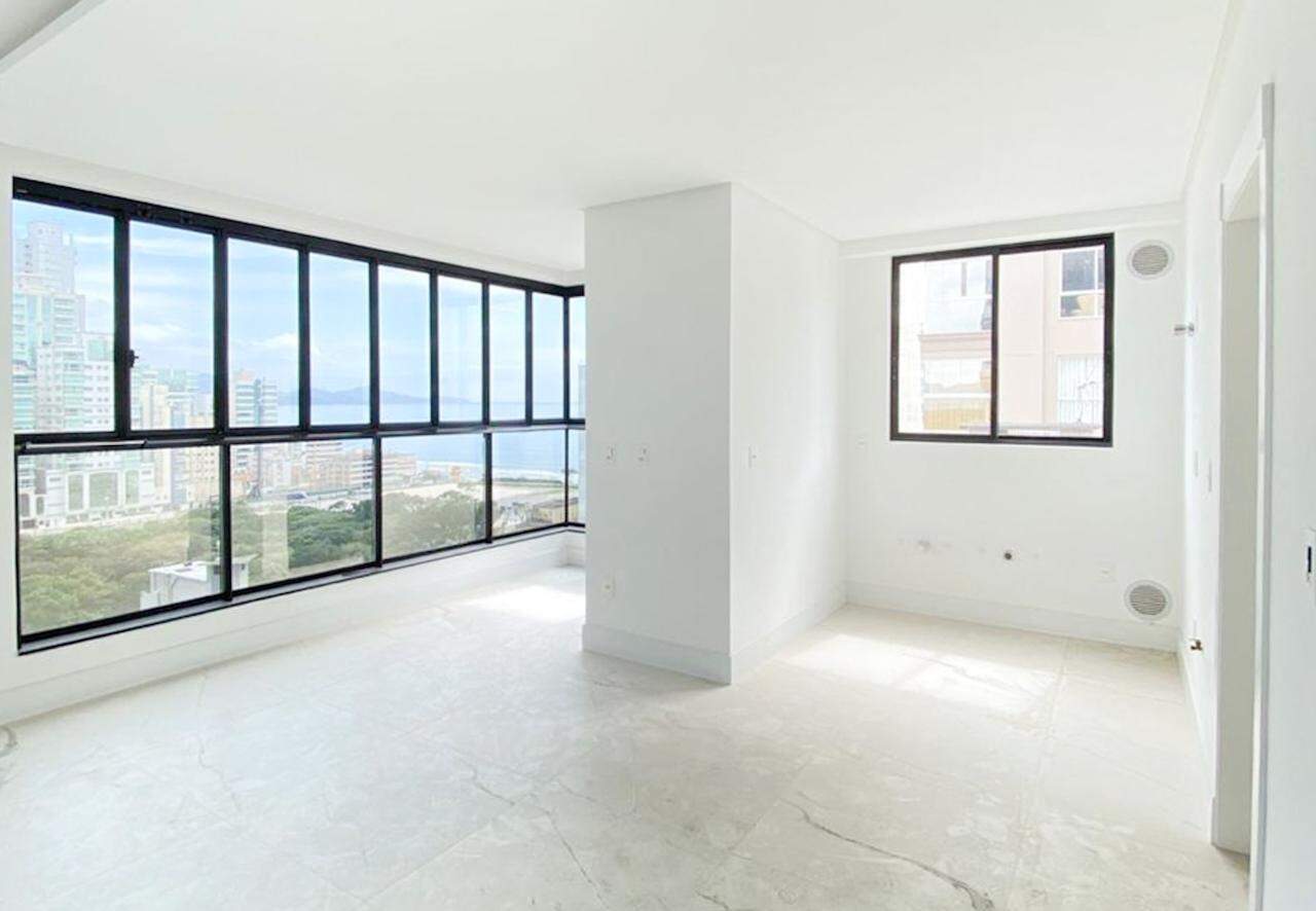 Apartamento à venda no bairro Meia Praia: 