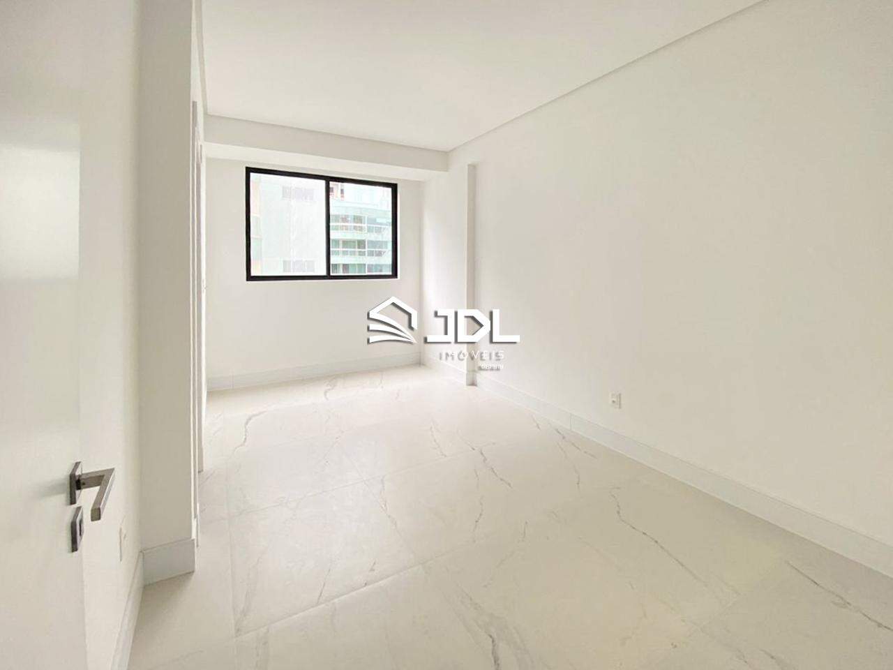 Apartamento à venda no bairro Meia Praia: 