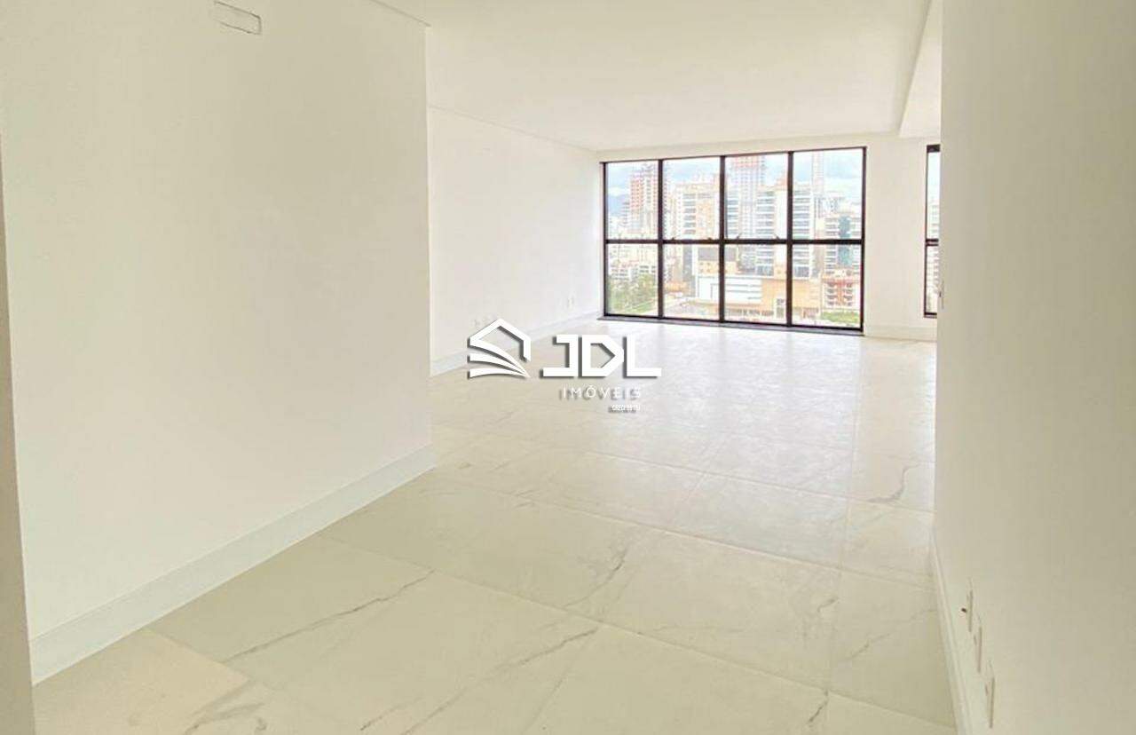Apartamento à venda no bairro Meia Praia: 