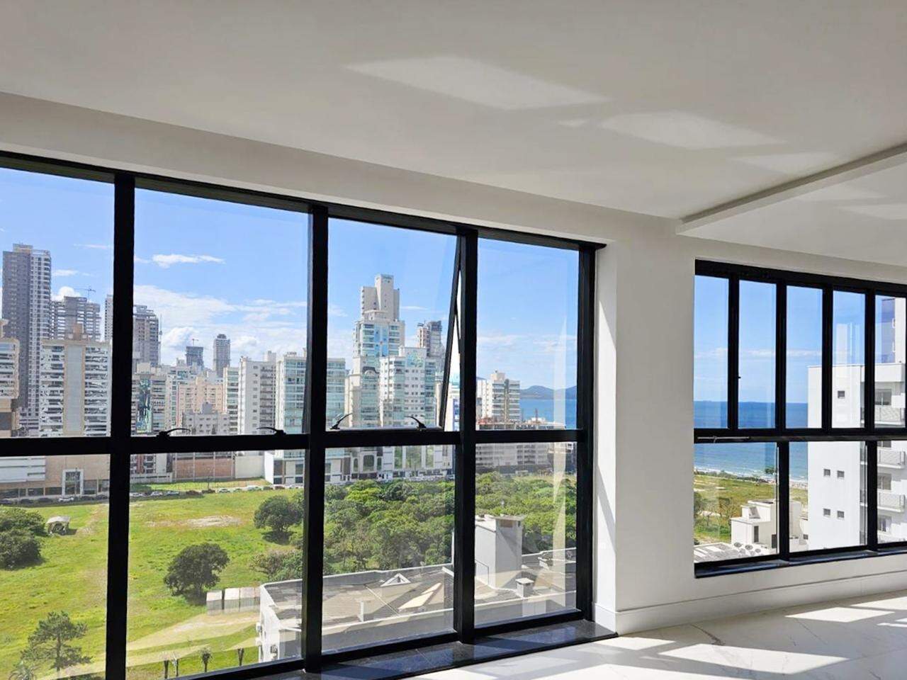 Apartamento à venda no bairro Meia Praia: 