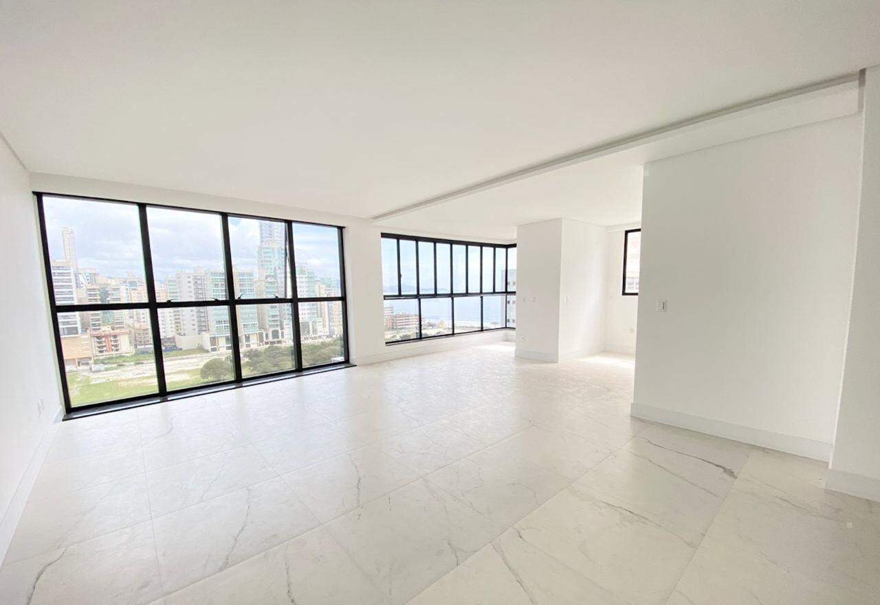 Apartamento à venda no bairro Meia Praia: 