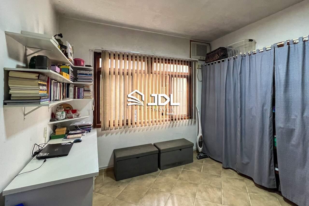 Casa à venda no bairro Velha Central: 