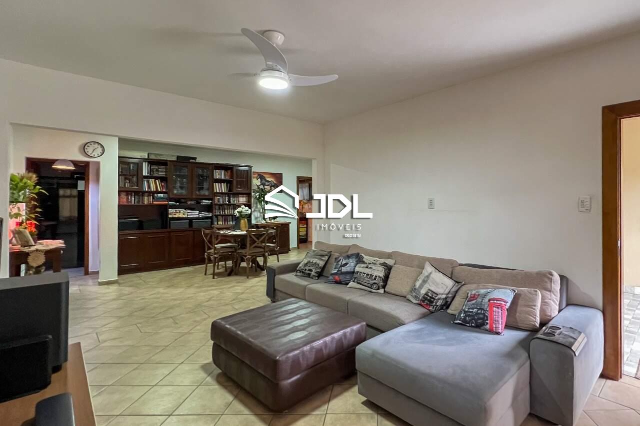 Casa à venda no bairro Velha Central: 