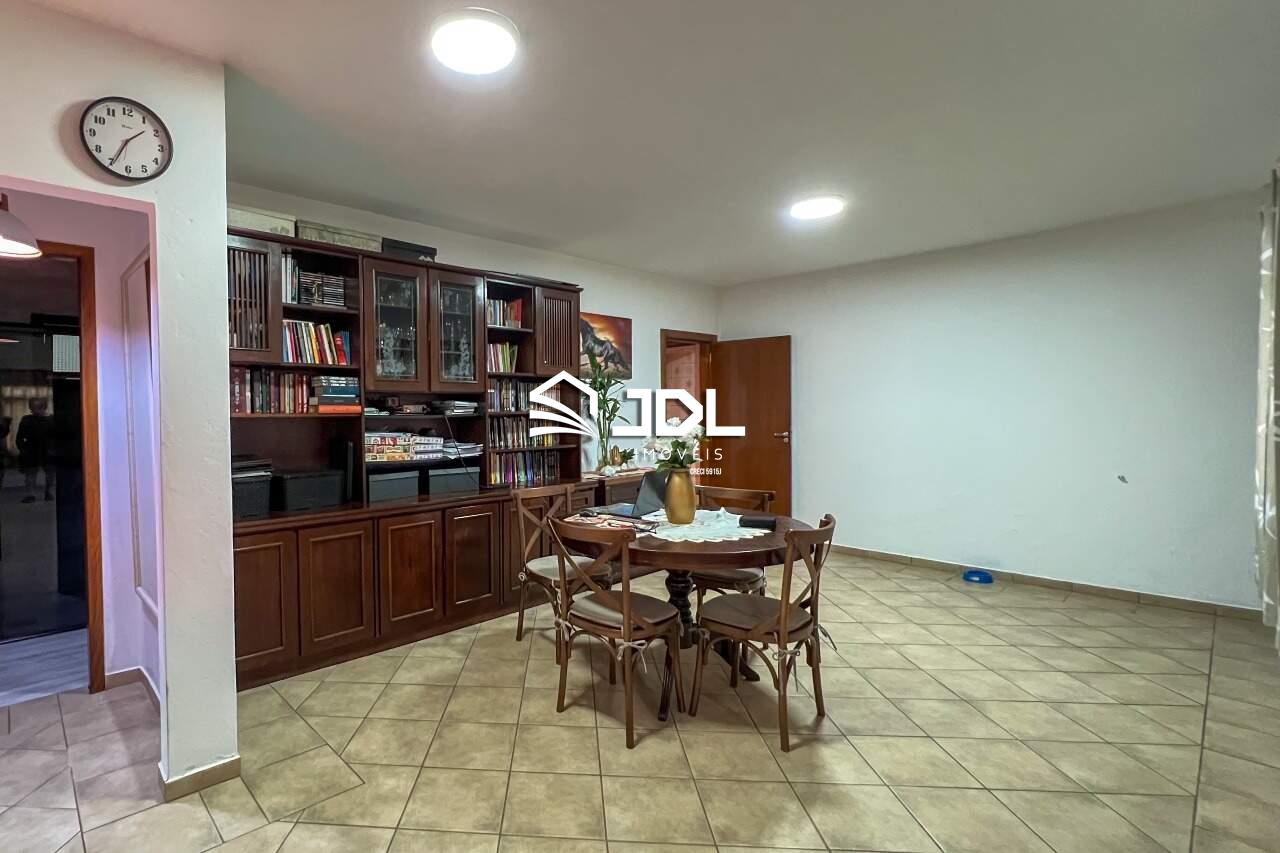 Casa à venda no bairro Velha Central: 