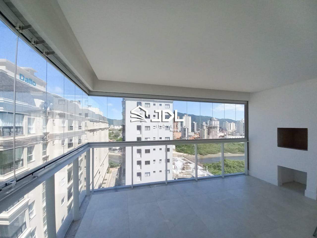 Apartamento à venda no bairro Meia Praia: 