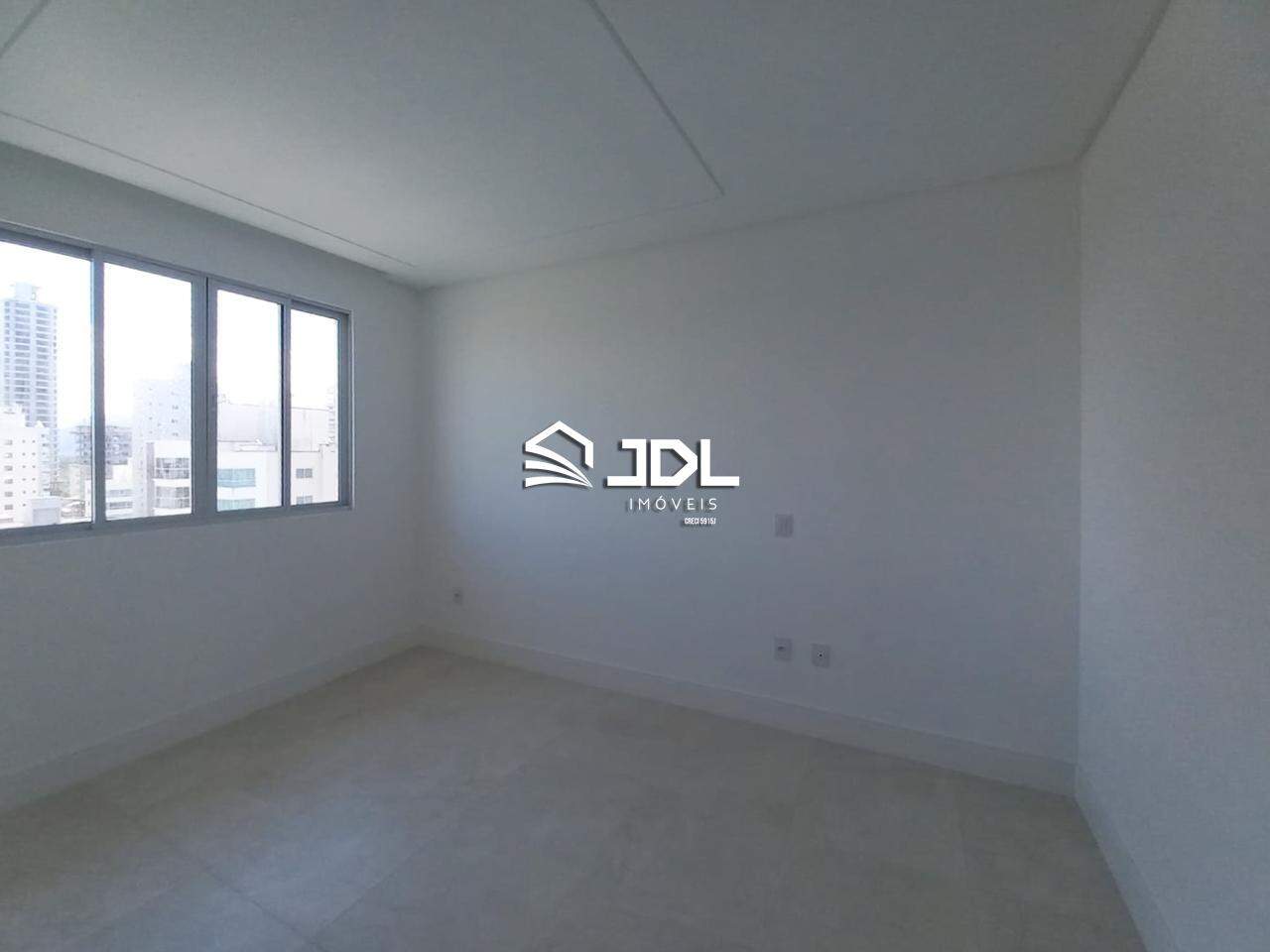 Apartamento à venda no bairro Meia Praia: 