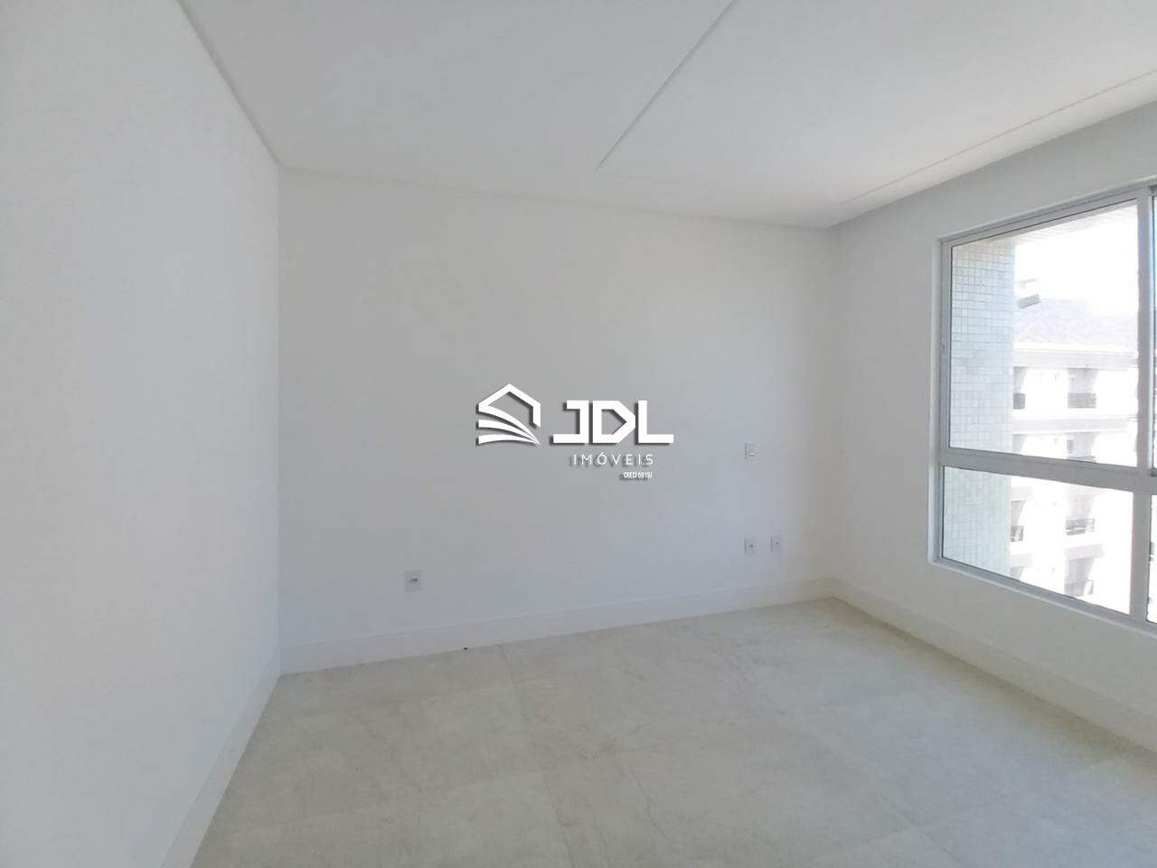 Apartamento à venda no bairro Meia Praia: 