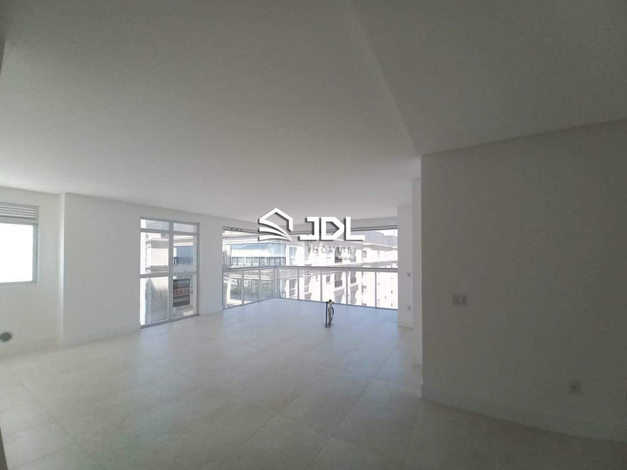 Apartamento à venda no bairro Meia Praia: 