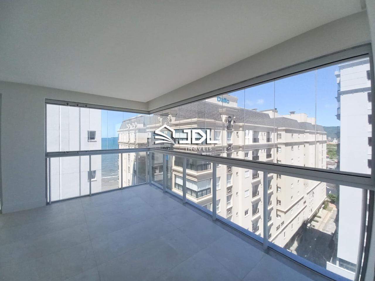 Apartamento à venda no bairro Meia Praia: 