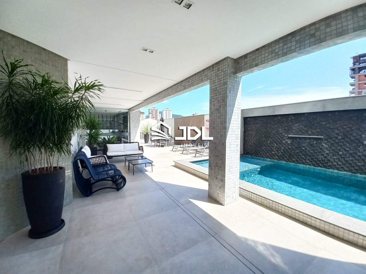 Apartamento à venda no bairro Meia Praia: 
