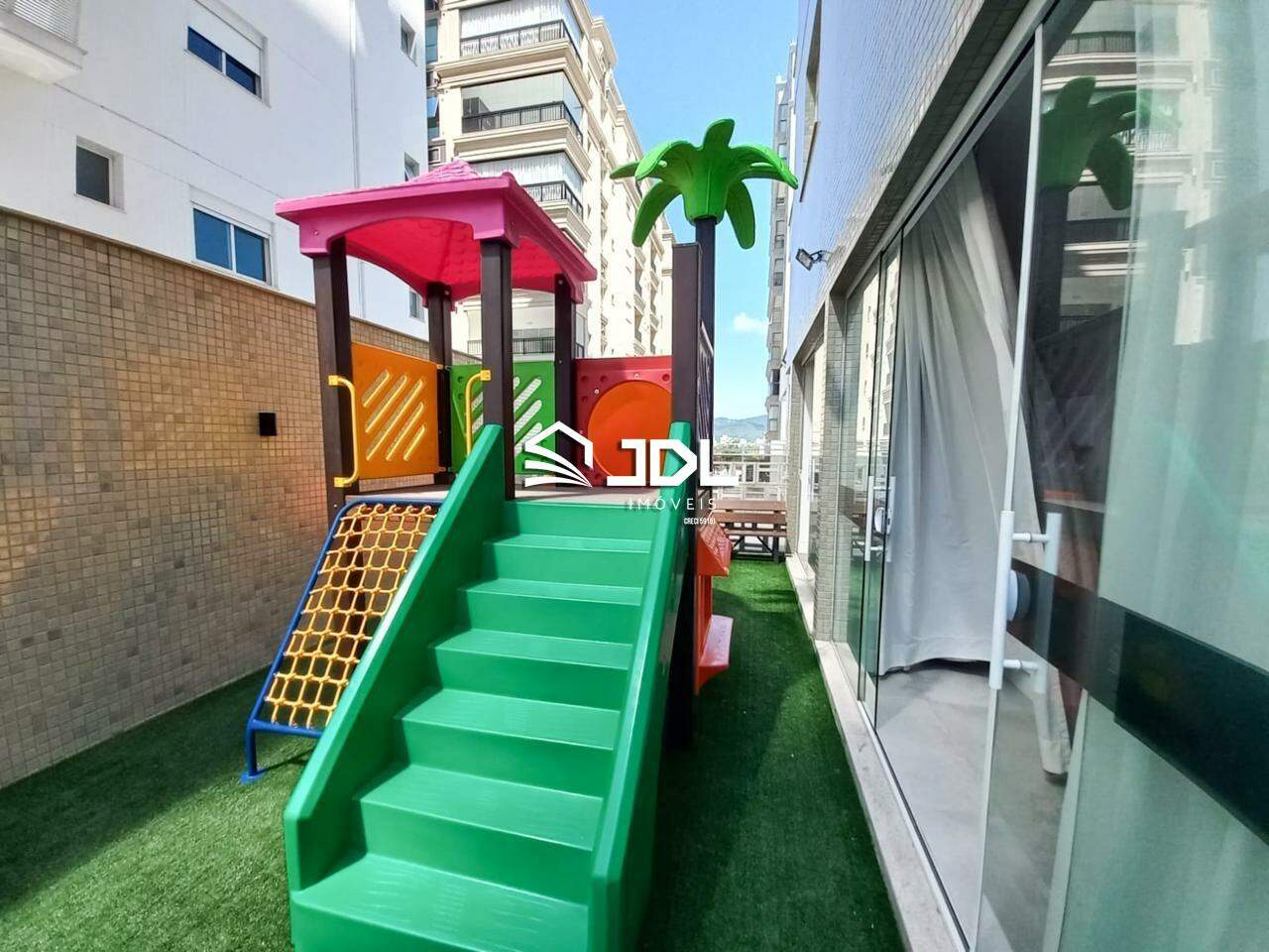 Apartamento à venda no bairro Meia Praia: 