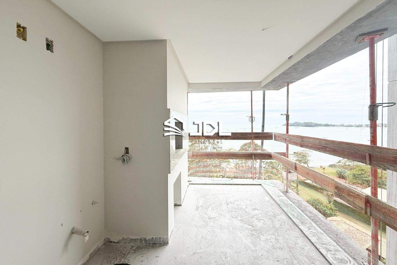 Apartamento à venda no bairro Praia de Armação do Itapocorói: 