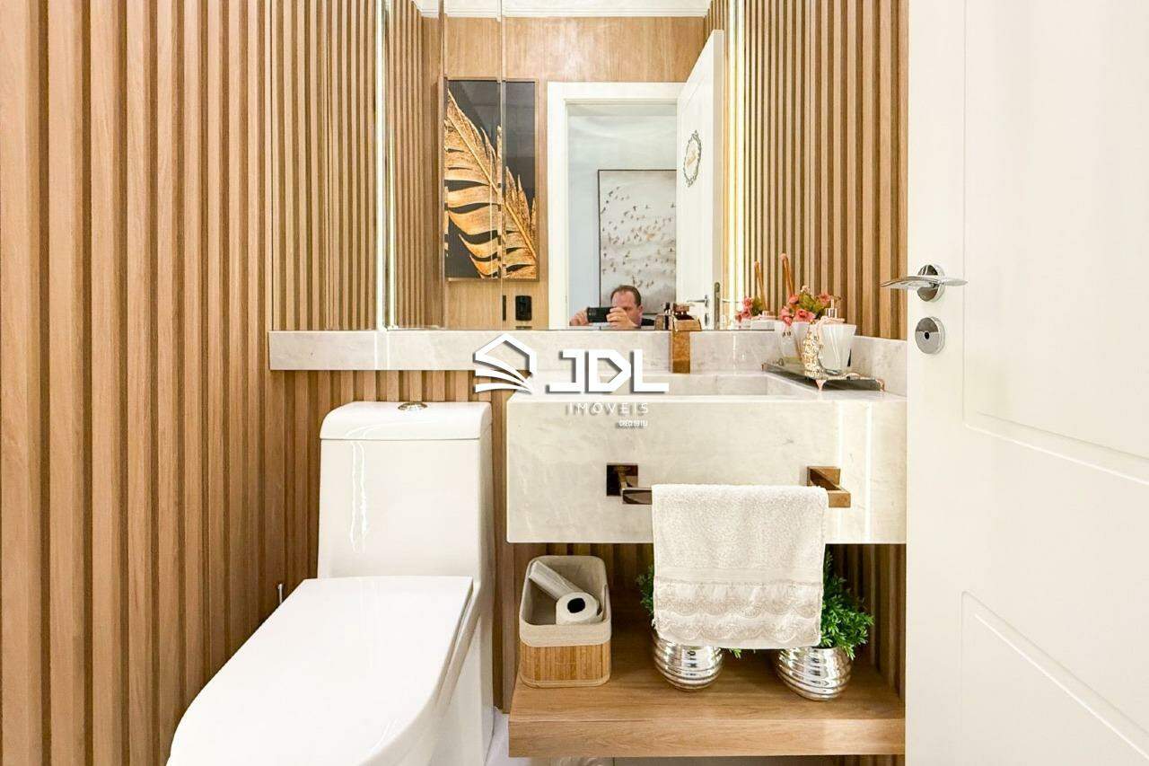 Apartamento à venda no bairro Meia Praia: 