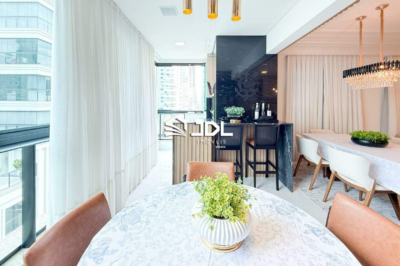 Apartamento à venda no bairro Meia Praia: 
