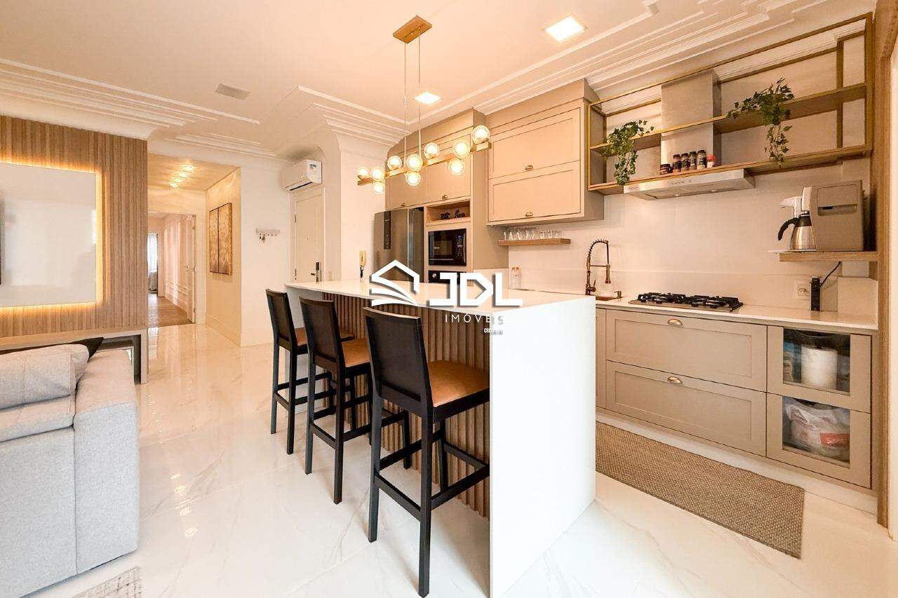 Apartamento à venda no bairro Meia Praia: 