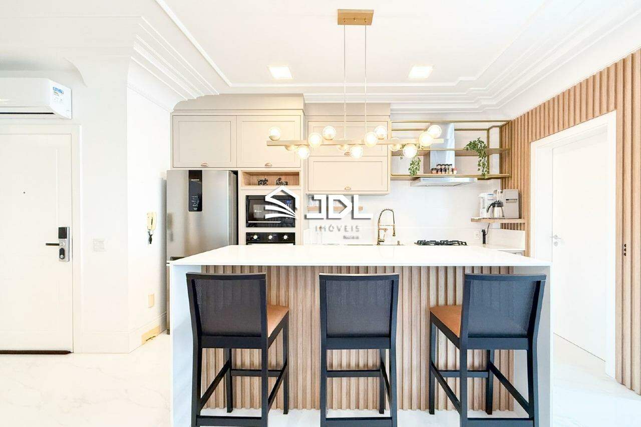 Apartamento à venda no bairro Meia Praia: 