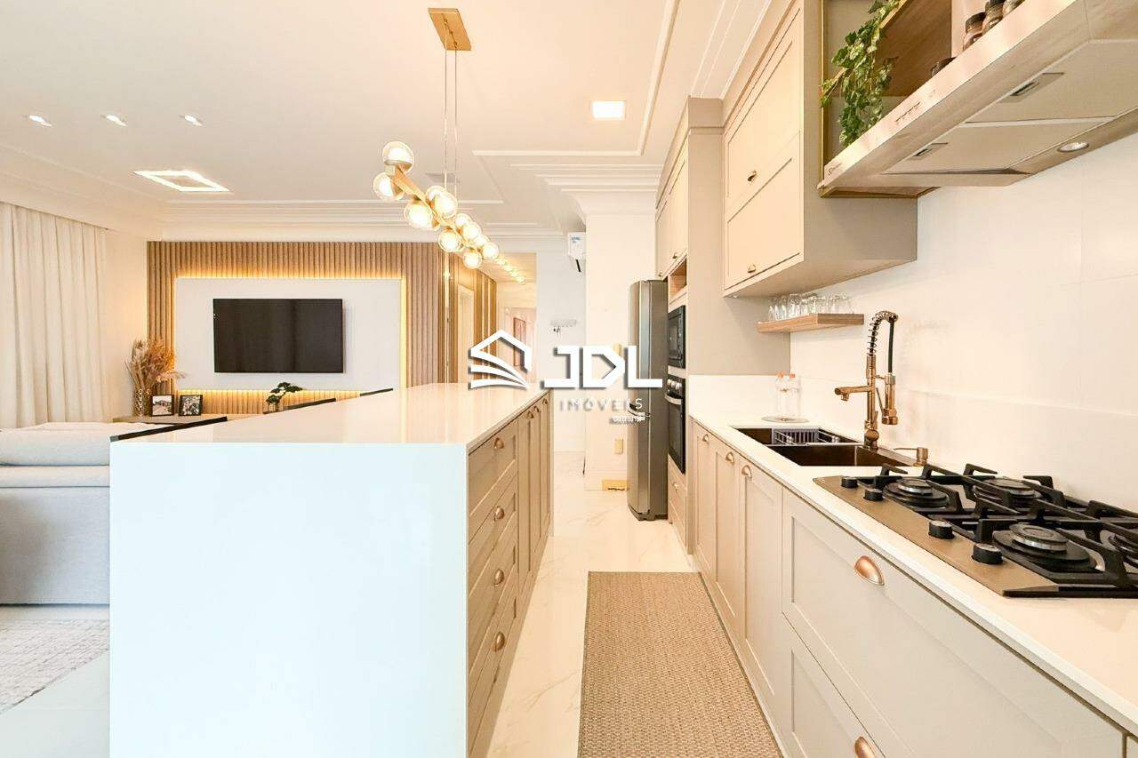 Apartamento à venda no bairro Meia Praia: 