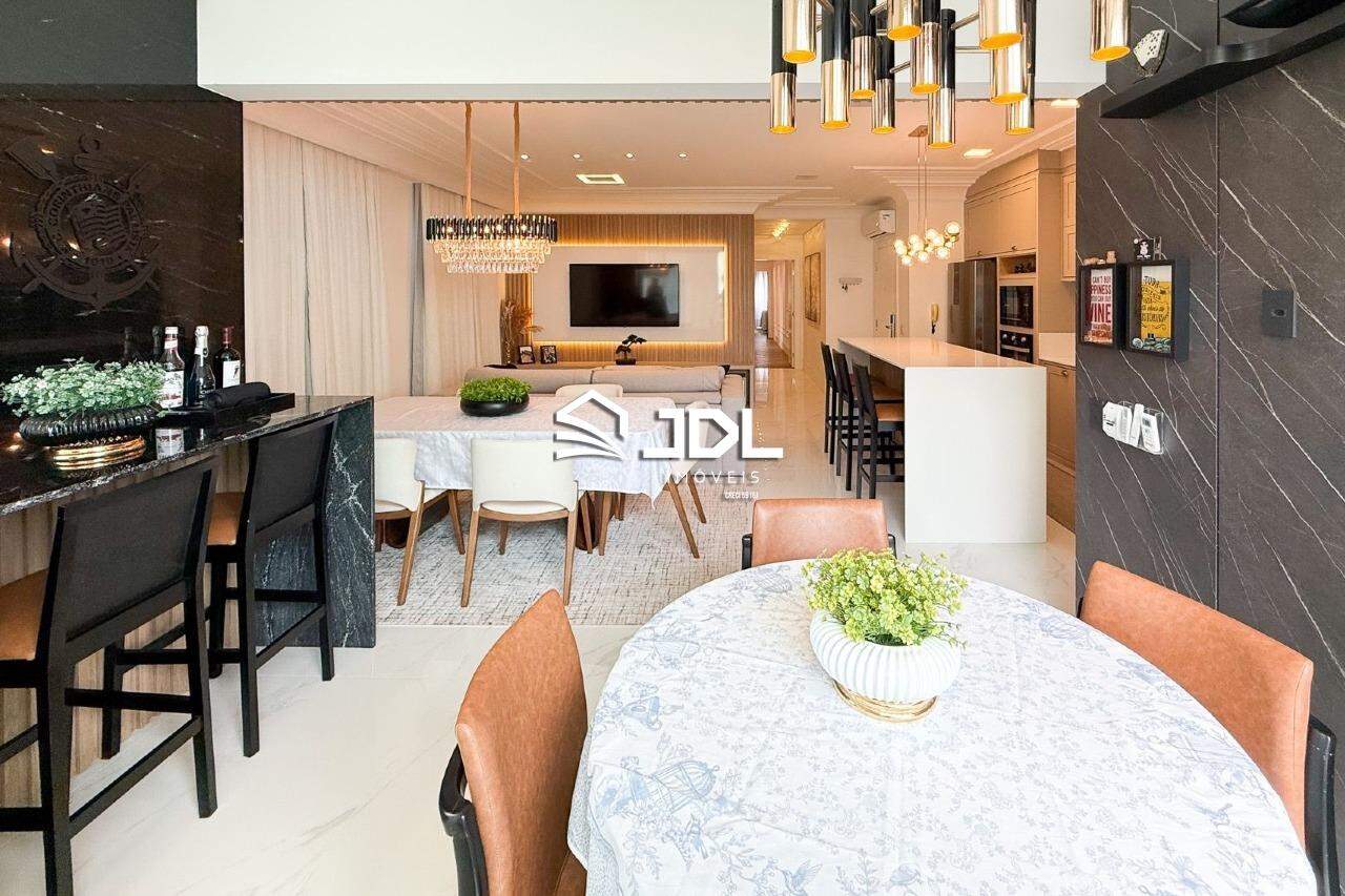 Apartamento à venda no bairro Meia Praia: 