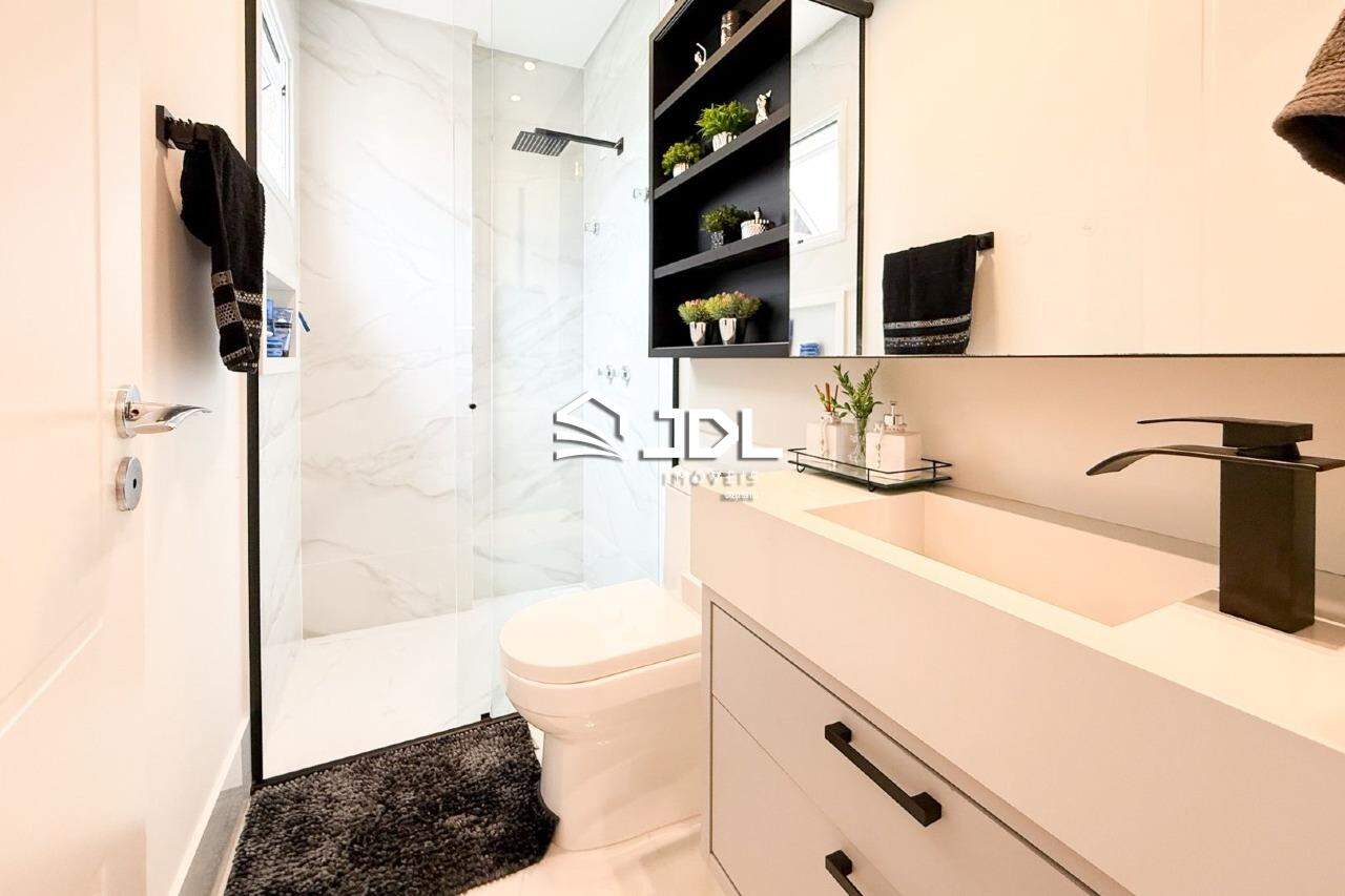 Apartamento à venda no bairro Meia Praia: 