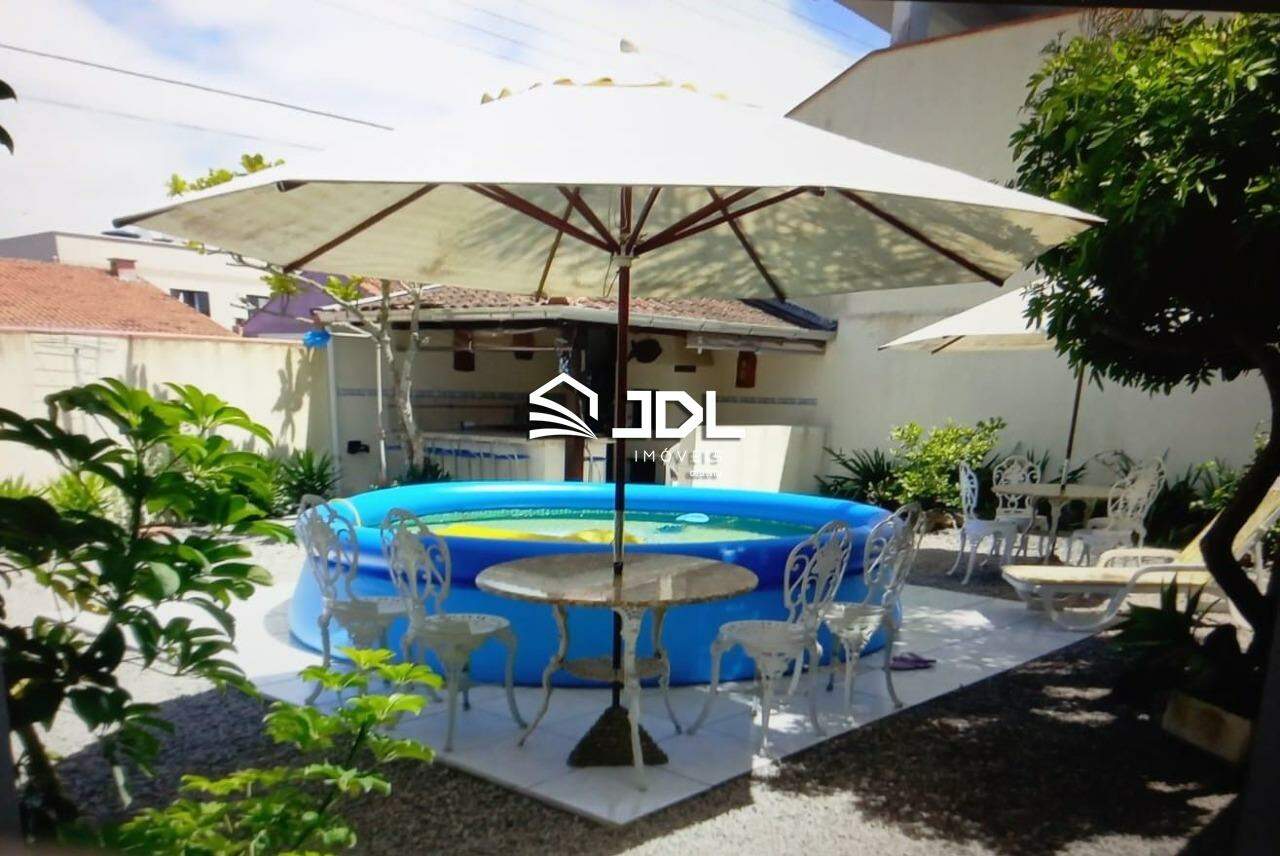 Casa à venda no bairro Armação: 