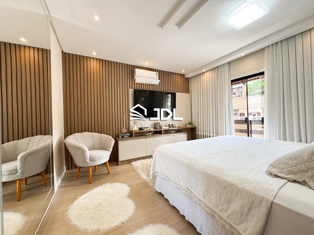 Casa à venda no bairro Velha Central: 