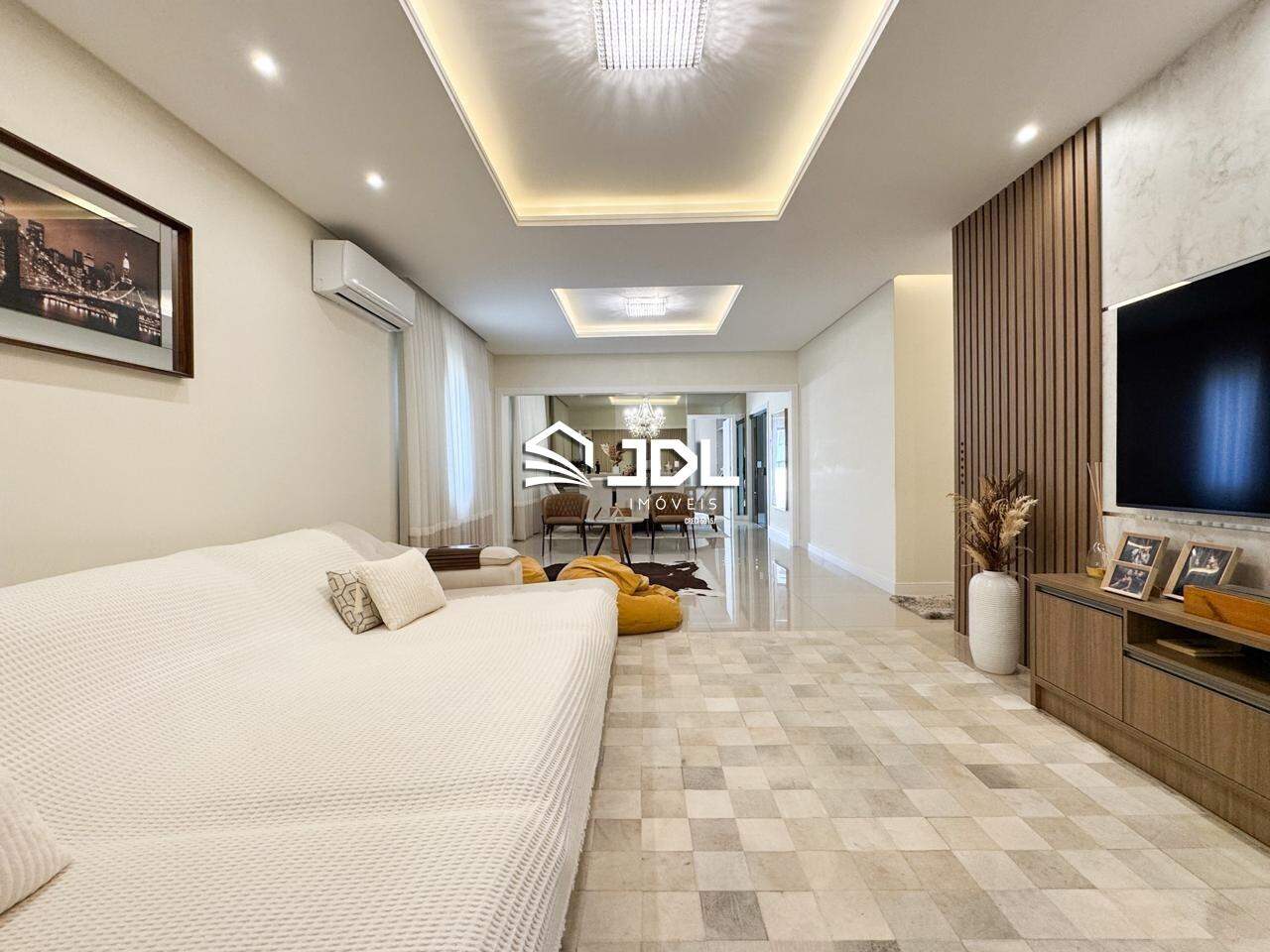 Casa à venda no bairro Velha Central: 