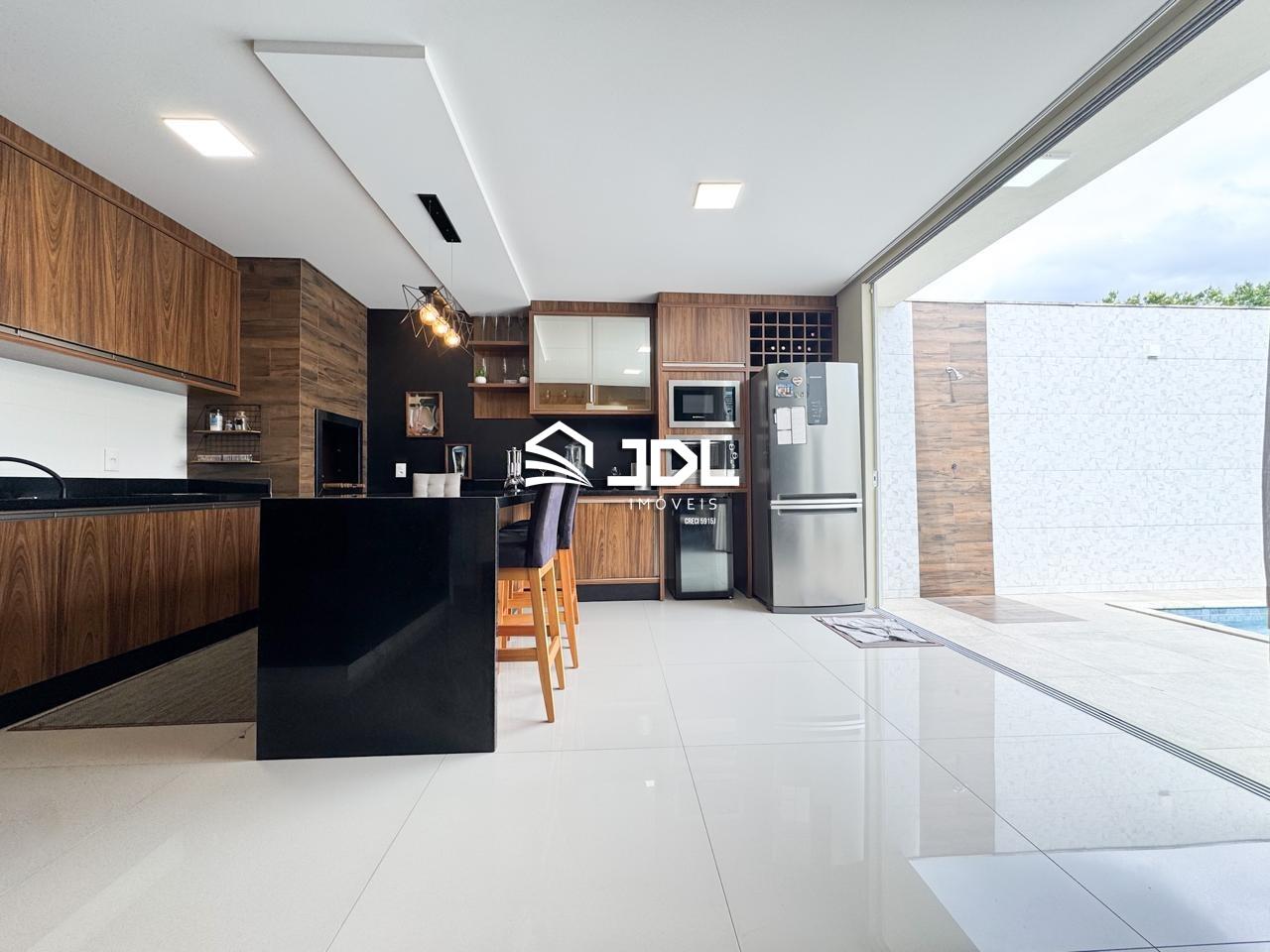 Casa à venda no bairro Velha Central: 