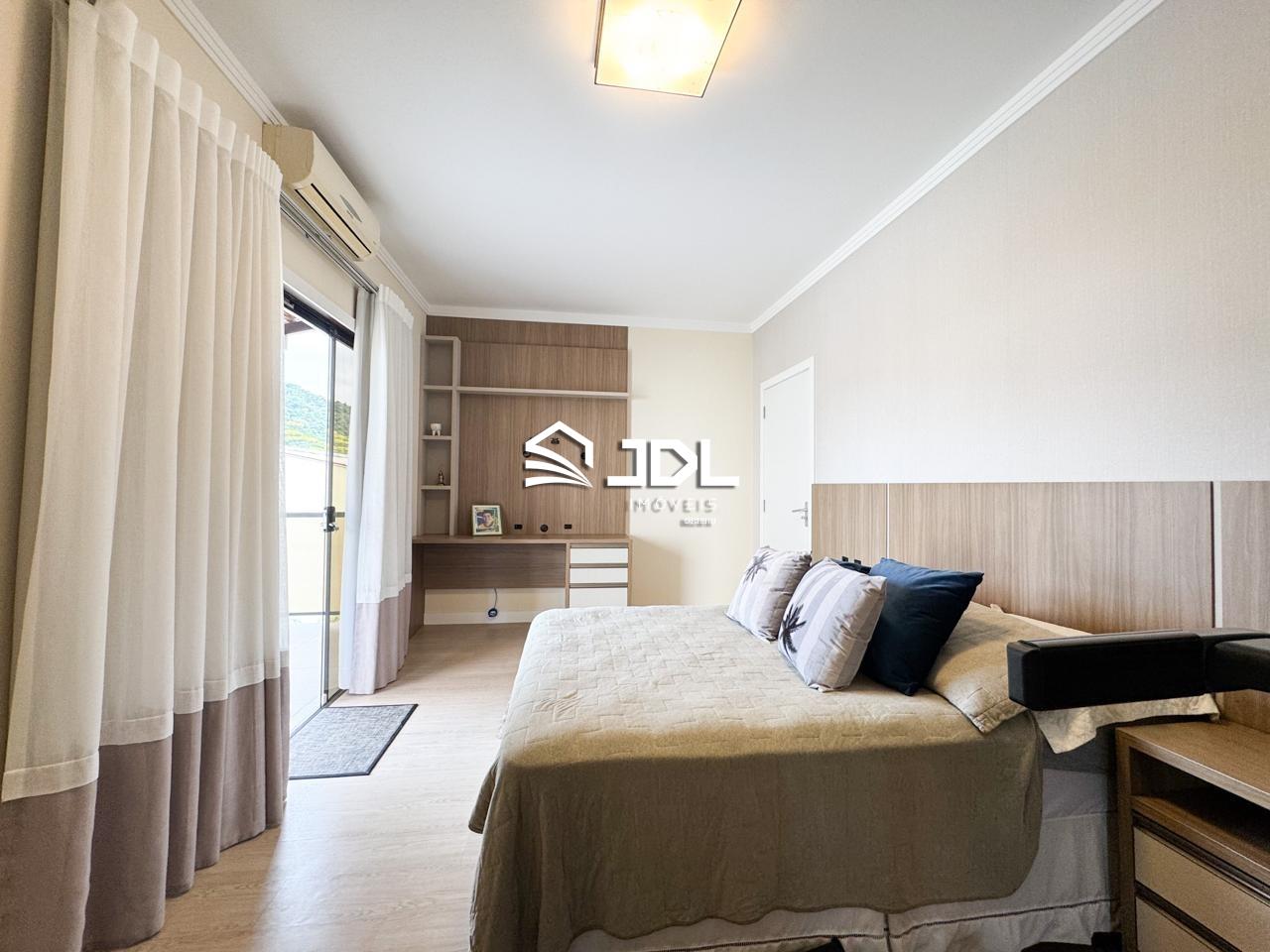 Casa à venda no bairro Velha Central: 