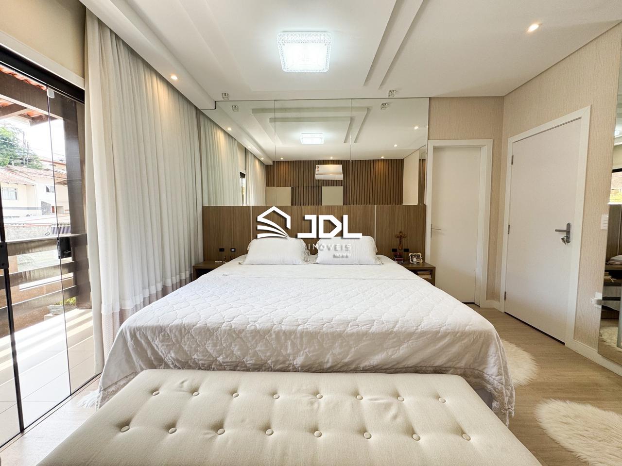 Casa à venda no bairro Velha Central: 