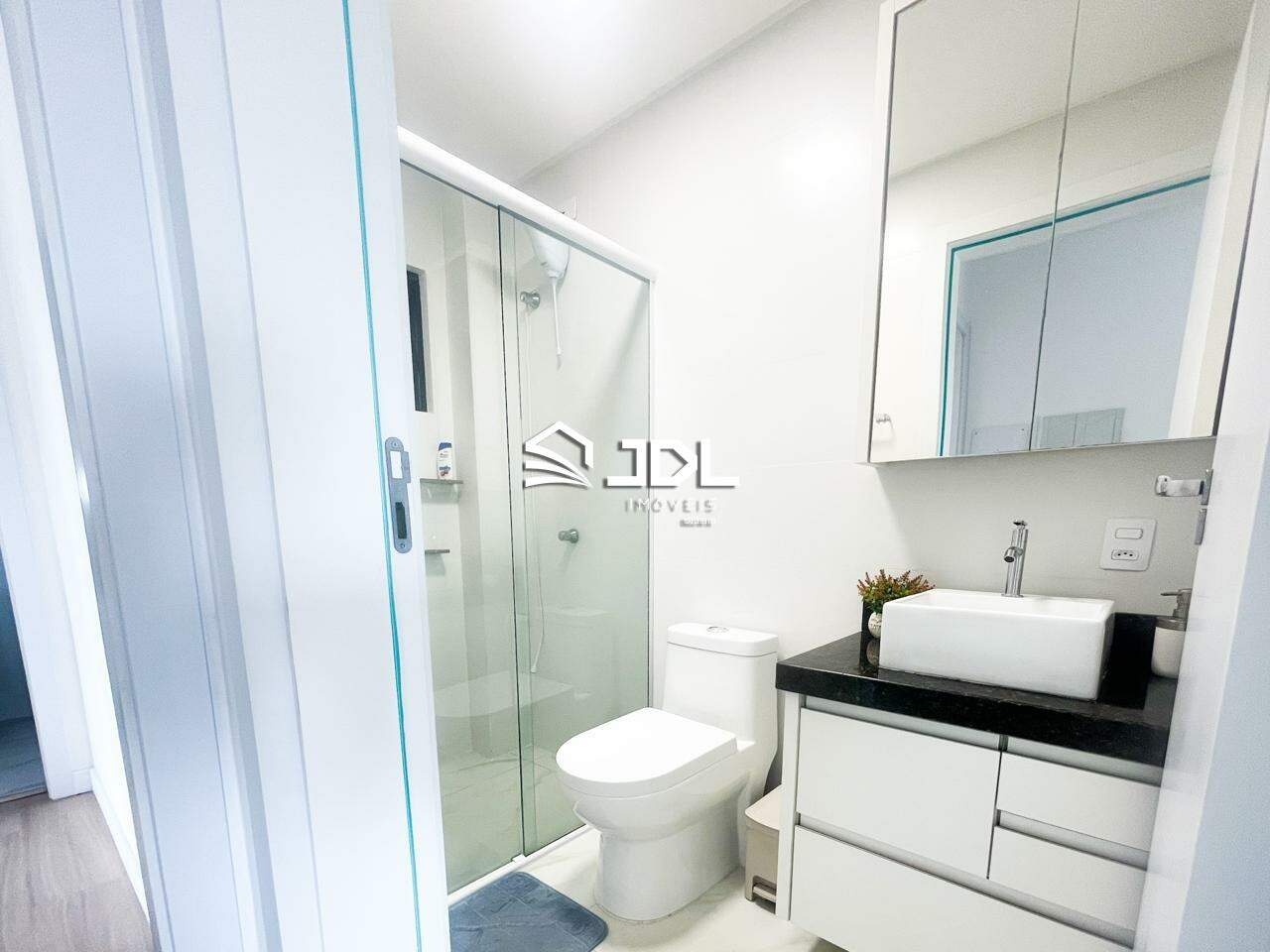 Apartamento à venda no bairro Meia Praia: 