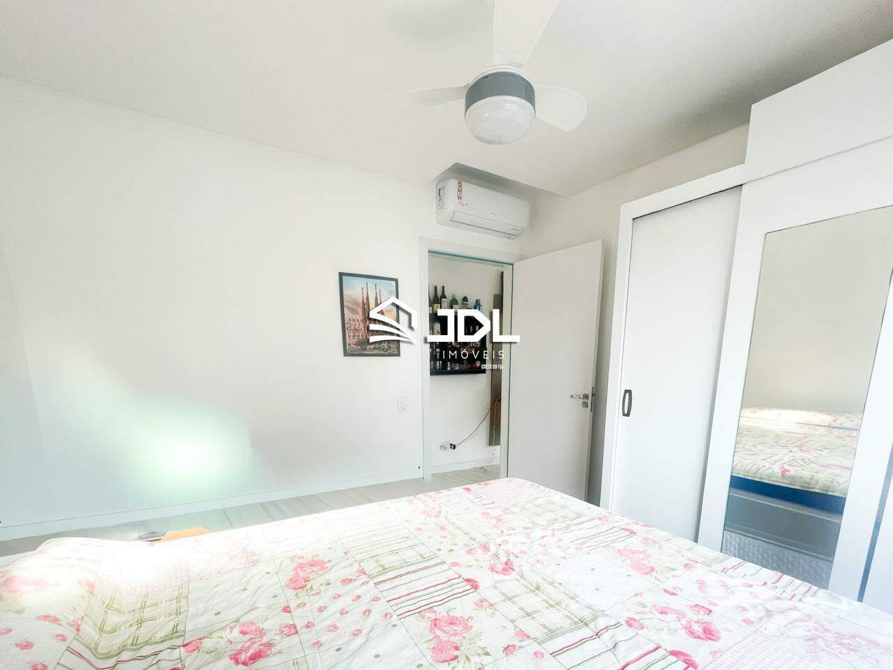 Apartamento à venda no bairro Meia Praia: 