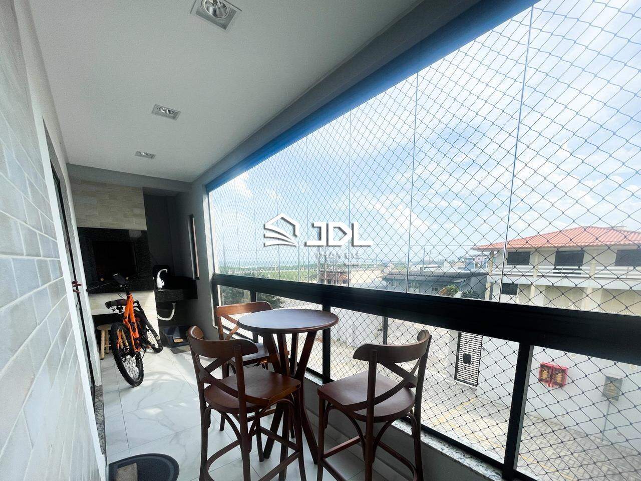 Apartamento à venda no bairro Meia Praia: 