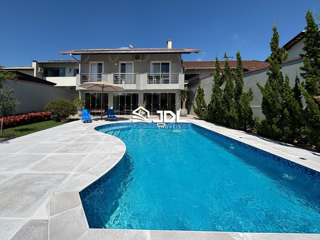 Casa à Venda no Bairro Água Verde em Blumenau - 3 Quartos, Piscina e Energia Solar - 283m - R$ 1.880.000 - foto 1