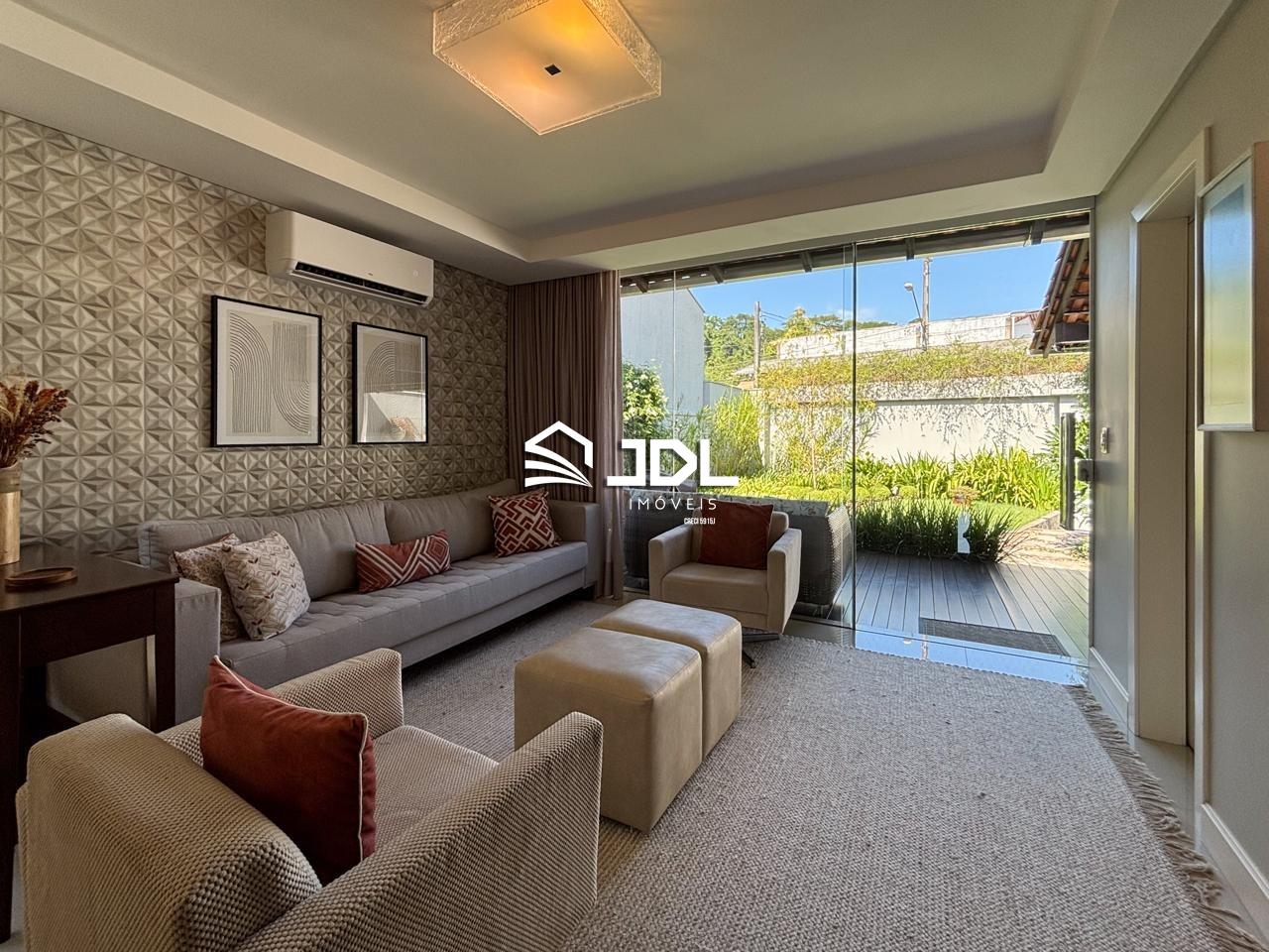 Casa à Venda no Bairro Água Verde em Blumenau - 3 Quartos, Piscina e Energia Solar - 283m - R$ 1.880.000 — foto 2