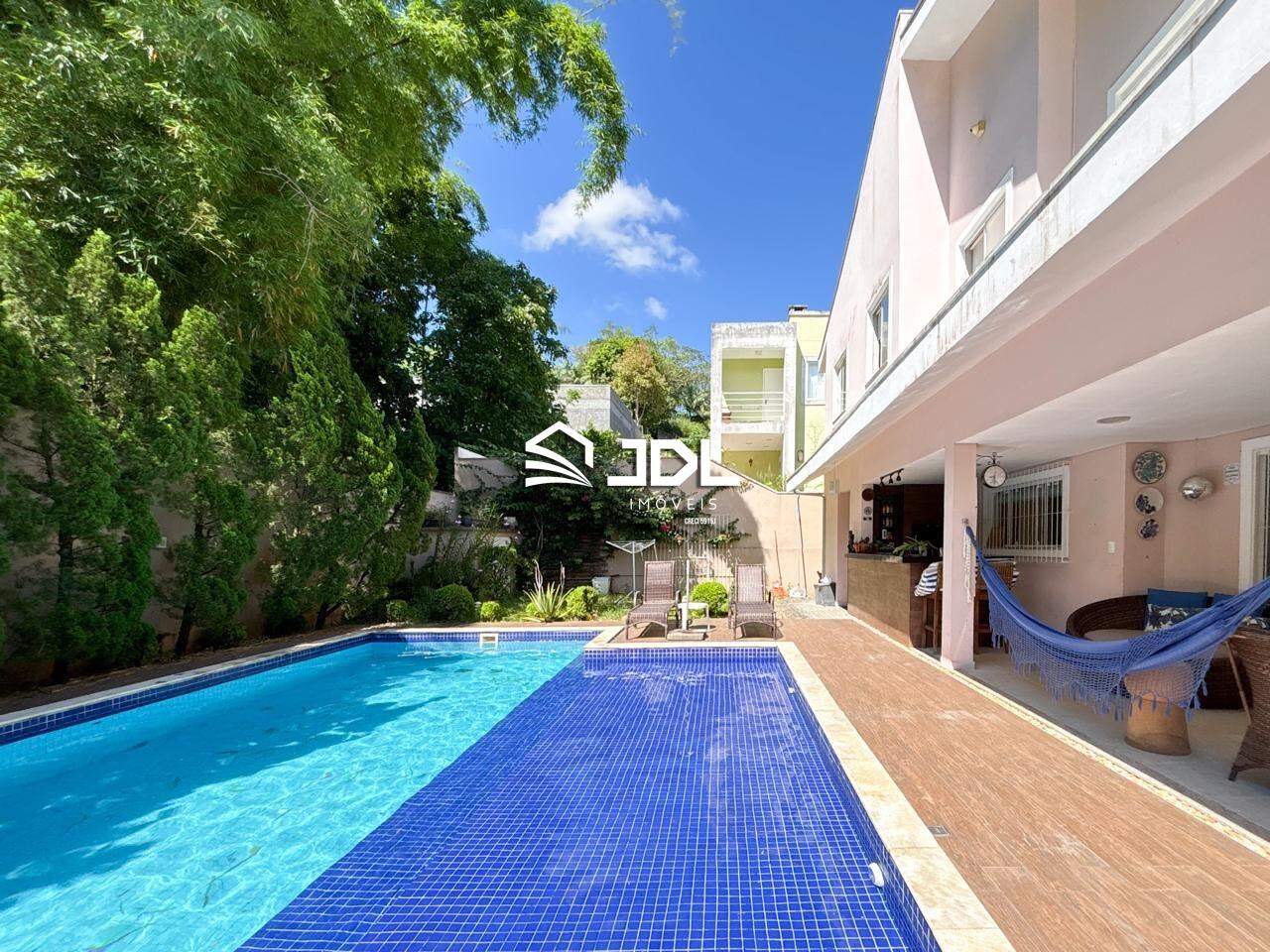 Casa à venda no bairro Escola Agrícola: 