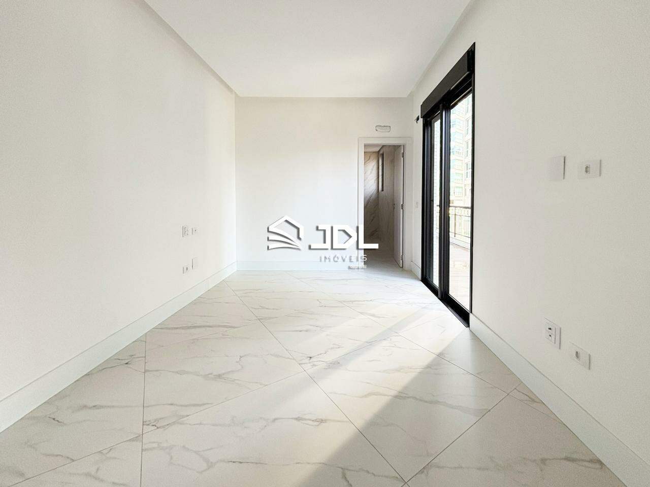 Apartamento à venda no bairro Meia Praia: 