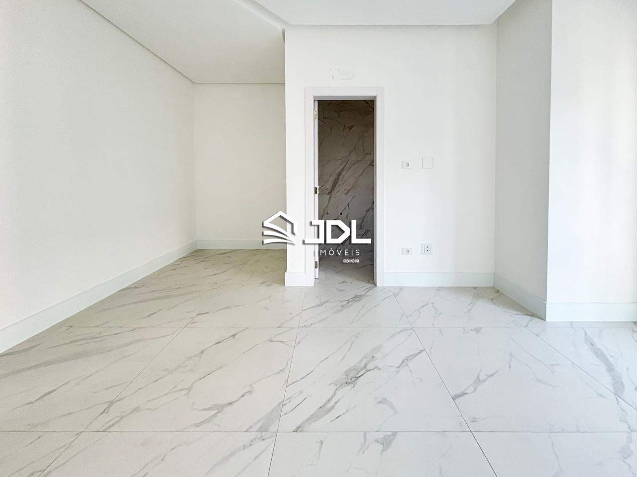 Apartamento à venda no bairro Meia Praia: 