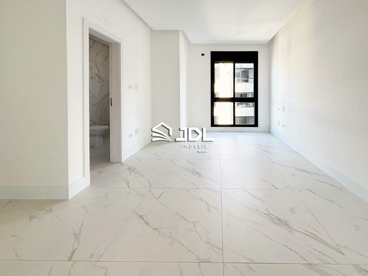 Apartamento à venda no bairro Meia Praia: 